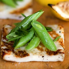Grilled halloumi cheese with green beans