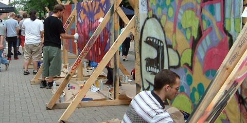 Picture of group of white guys doing graffiti