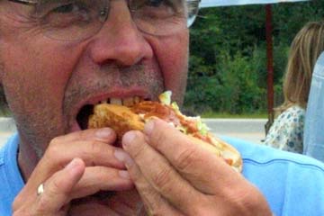 Al eating slaw dog