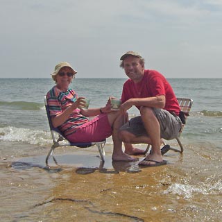 Al & Joanne in the water drinking gin & tonic